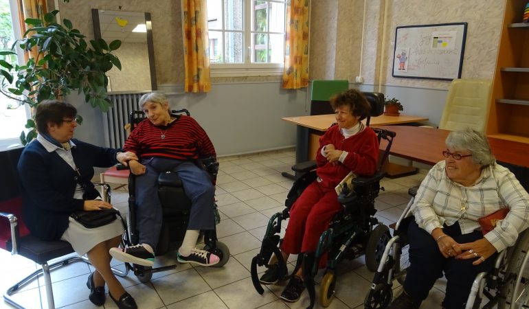 « J’aime voir le regard admiratif des gens quand ils me regardent danser avec mon fauteuil »