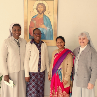 Deux sœurs prononcent leurs premiers vœux au noviciat international de Condeixa