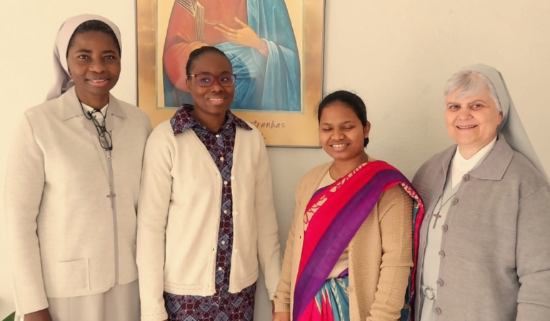 Deux sœurs prononcent leurs premiers vœux au noviciat international de Condeixa